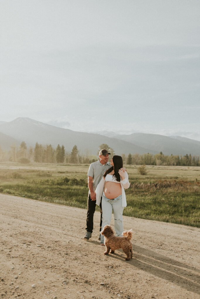 romantic outdoor bitterroot valley montana maternity photos with mountain views and natural light